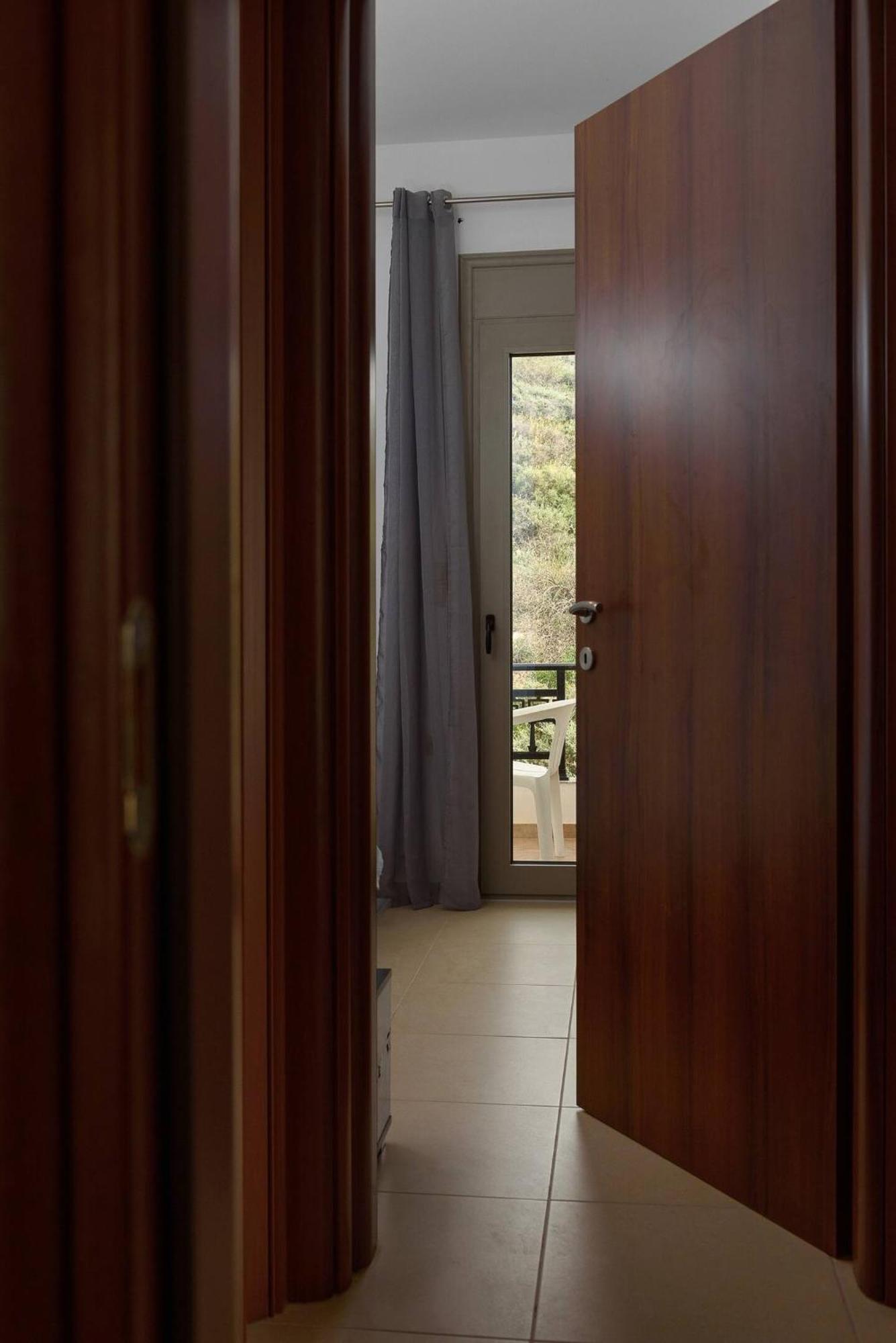 קלמאקי Sofia Apartment, With Sea & Mountain View מראה חיצוני תמונה